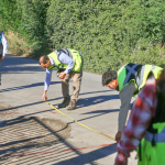 Funcionarios tomando medidas ante evidente pésimo estado de un camino rural. Foto: Municipio.