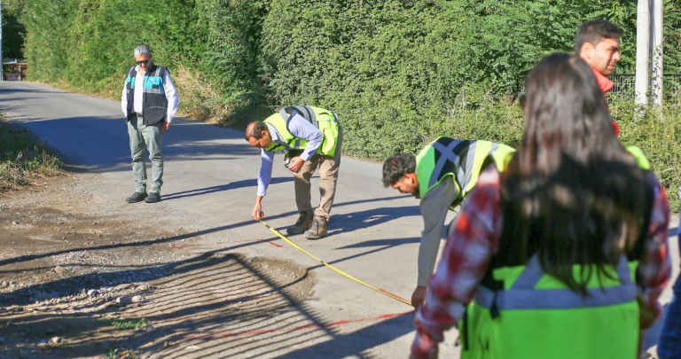 Funcionarios tomando medidas ante evidente pésimo estado de un camino rural. Foto: Municipio.