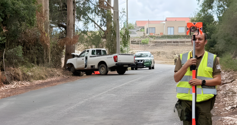 Al fondo, el vehículo siniestrado. Foto: Carabineros.