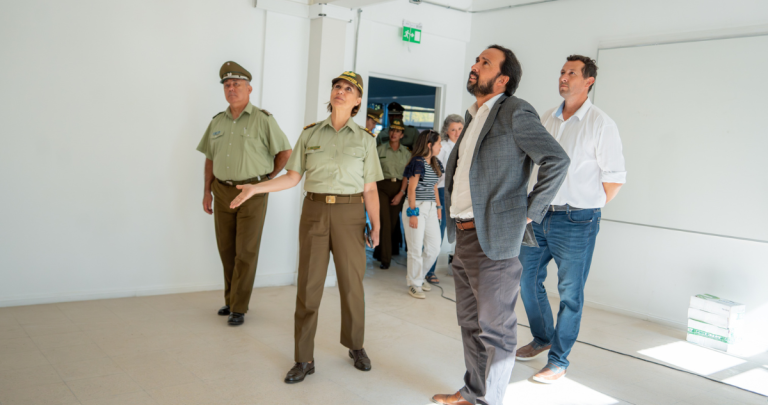 Autoridades recorriendo las instalaciones. Foto: GORE Ñuble