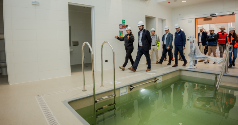 Recorrido de las autoridades por las instalaciones. Foto: GORE Ñuble