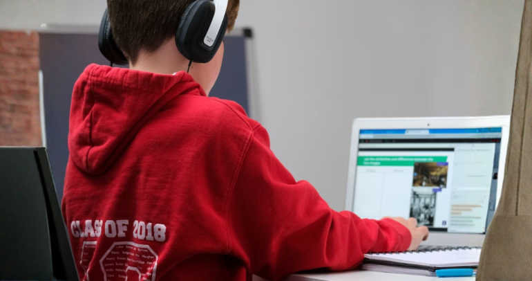 Tecnología al servicio de la educación. Fotografía referencial: Unsplash.