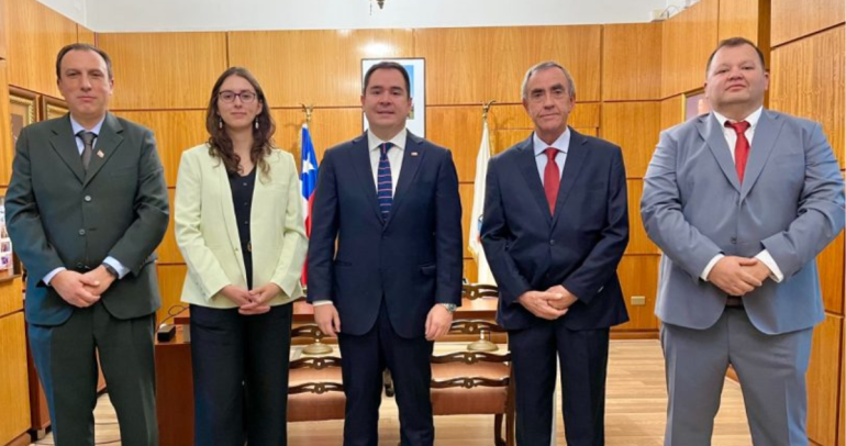 Los nuevos seremis junto al delegado. Foto: Delegación Presidencial Ñuble.