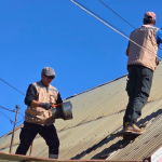 Trabajadores limpiando tubos de estufas. Foto: Municipalidad de El Carmen