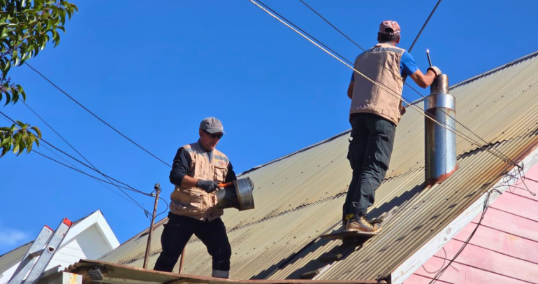 Trabajadores limpiando tubos de estufas. Foto: Municipalidad de El Carmen