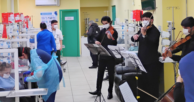 Los músicos, con medidas sanitarias, al interior del recinto. Foto: Cedida.