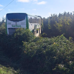 El bus fue reposicionado por grúas de la concesionaria. Foto: MOP Ñuble