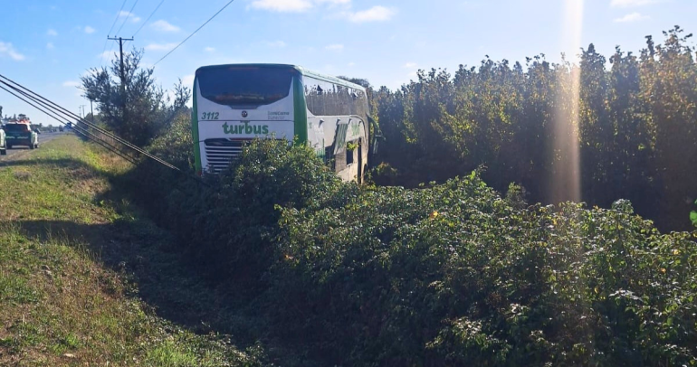 El bus fue reposicionado por grúas de la concesionaria. Foto: MOP Ñuble