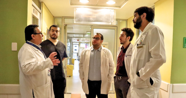 Los médicos recorriendo las instalaciones. Foto: Hospital de San Carlos