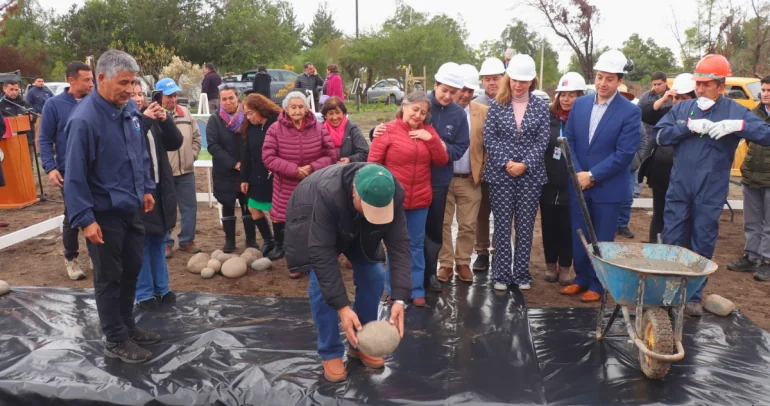 Ceremonia de la primera piedra en Quillón. Foto: Seremi de Vivienda
