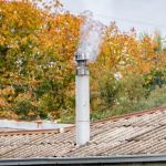 Tubo de estufa con humo. Foto: Seremi de Medio Ambiente