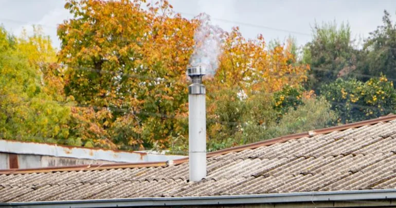 Tubo de estufa con humo. Foto: Seremi de Medio Ambiente