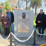 Al centro, la placa y el monolito conmemorativo. Foto: Municipio.
