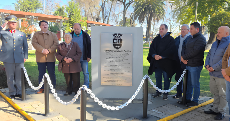 Al centro, la placa y el monolito conmemorativo. Foto: Municipio.