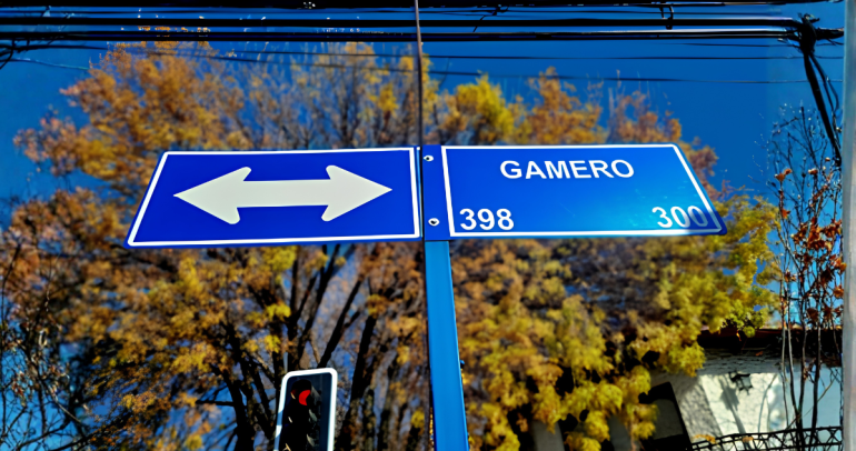Actual señalética de calle Gamero que indica doble tránsito. Foto: Municipio.