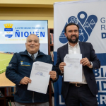 El alcalde y el gobernador con el convenio para el proyecto. Foto: GORE.