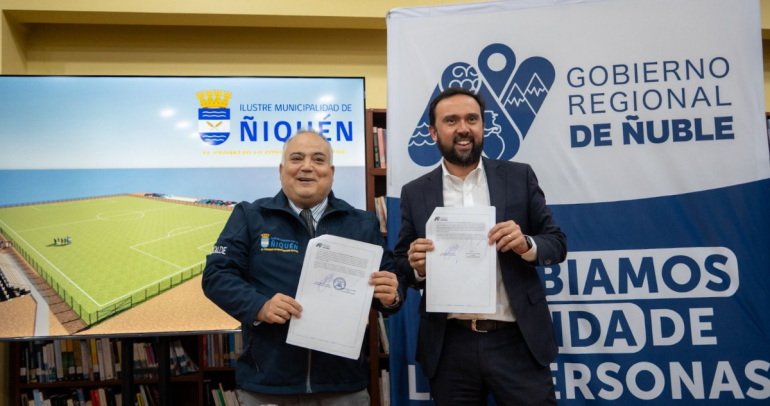 El alcalde y el gobernador con el convenio para el proyecto. Foto: GORE.