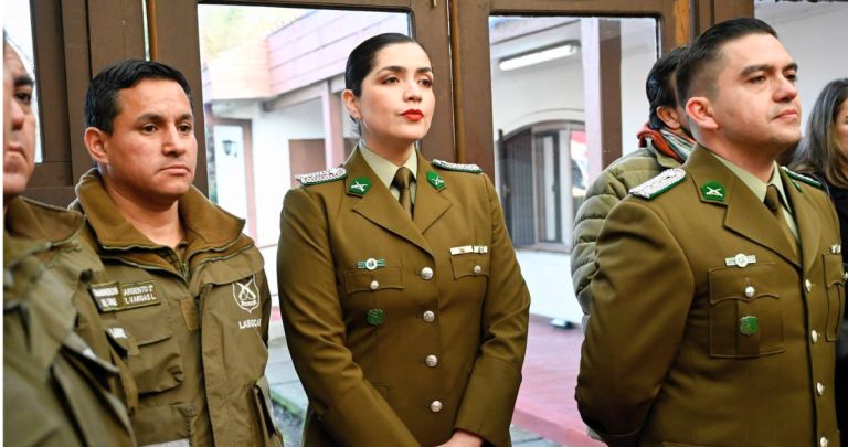 Carabineros visitando el recinto. Foto: municipio.