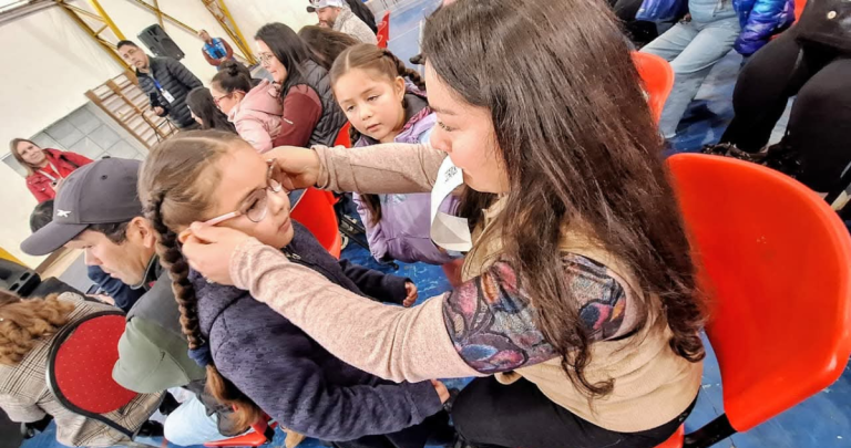 Entrega de los lentes. Foto: Municipalidad de El Carmen.