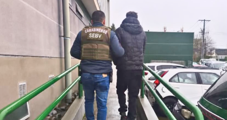 Carabineros del SEBV Ñuble tras detención de adolescente detenido por robo de vehículo en Chillán