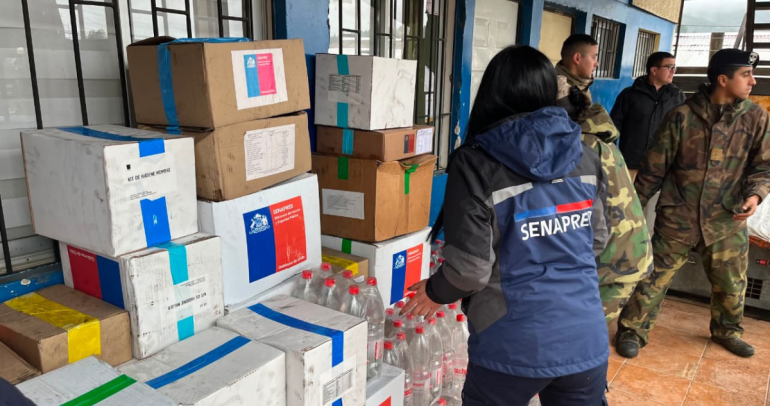 Cajas con materiales de emergencia listos para distribuir en comunas de Ñuble afectadas por las lluvias. Foto: Gobierno.