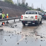 Desborde de canal en Ruta del Itata con atravesamiento de agua en la calzada por lluvias
