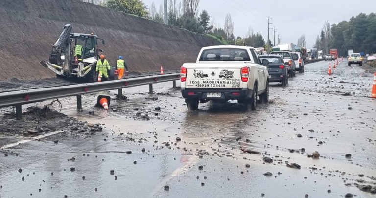Desborde de canal en Ruta del Itata con atravesamiento de agua en la calzada por lluvias