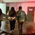 La detenida llegando al recinto policial. Foto: Carabineros.