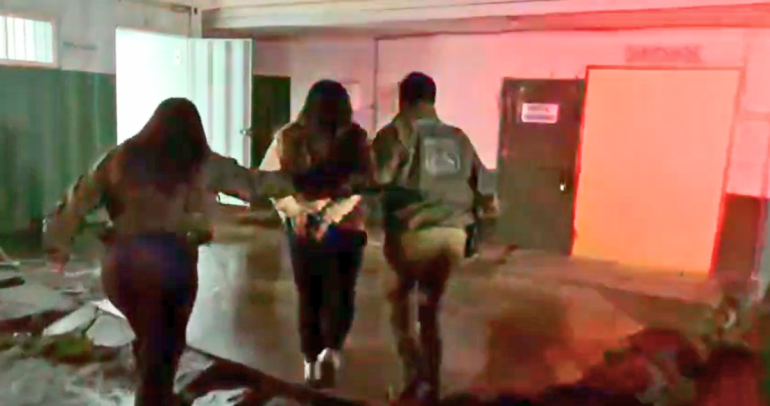 La detenida llegando al recinto policial. Foto: Carabineros.