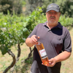 El enólogo Fabián Mora y uno de sus vinos. Foto: INDAP Ñuble.