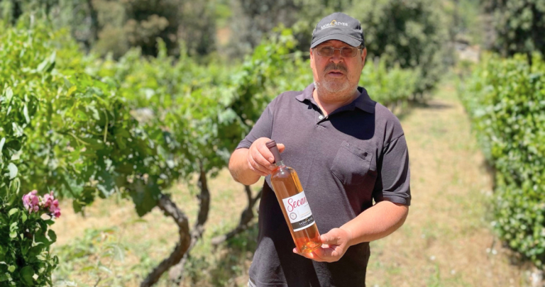 El enólogo Fabián Mora y uno de sus vinos. Foto: INDAP Ñuble.