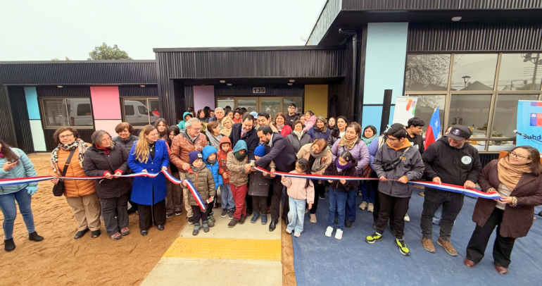 Autoridades, familias y vecinos en la inauguración del recinto. Foto: Municipio.