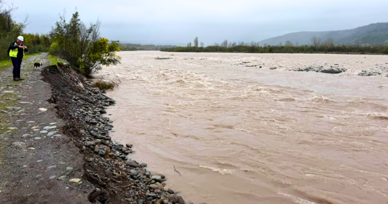 Así se veía el río en el sector, este martes. Foto: DPP.