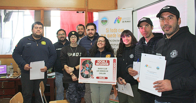 Integrantes del Radio Club Los Héroes Chillán durante capacitación en radiocomunicaciones para emergencias