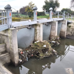 Cuadrillas del MOP retirando basura del sistema de aguas lluvias de Chillán