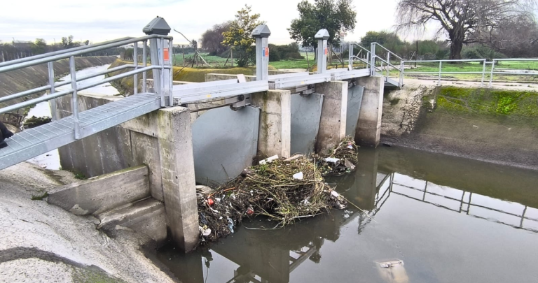 Cuadrillas del MOP retirando basura del sistema de aguas lluvias de Chillán