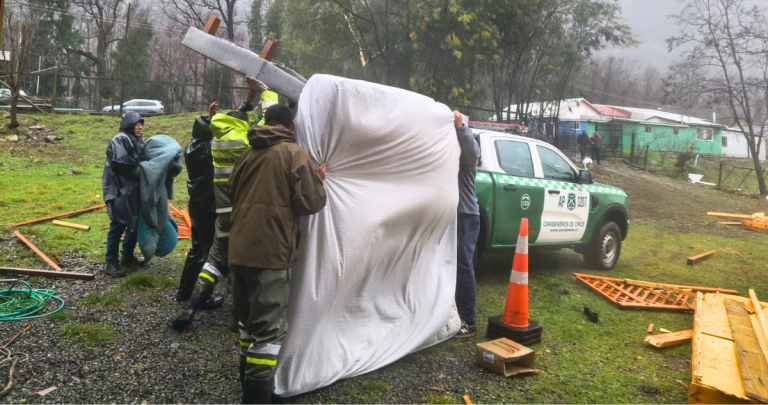 Carabineros ayudando a los afectados. Foto: Carabineros Ñuble
