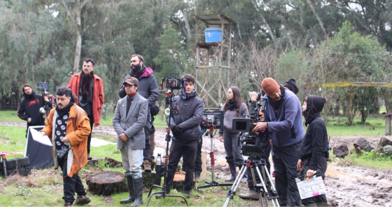 Director Tomás Alzamora durante el rodaje de su nueva película en Ñuble, inspirada en la leyenda del Tue Tue