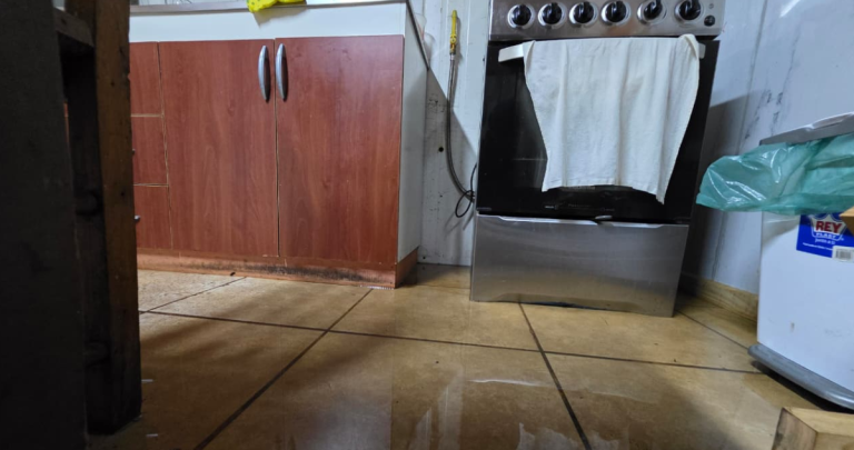 Viviendas anegadas en El Carmen tras intensas lluvias y colapso de alcantarillados