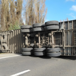 Así quedó el camión, volcado y obstaculizando toda la vía hacia el norte. Foto: MOP.