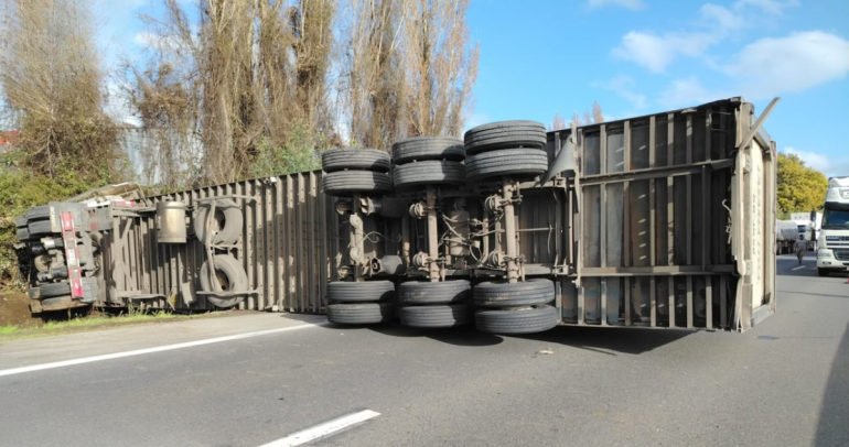 Así quedó el camión, volcado y obstaculizando toda la vía hacia el norte. Foto: MOP.