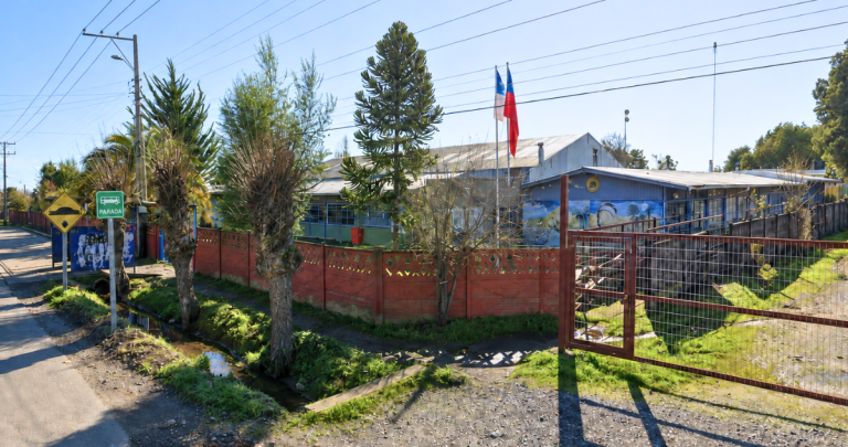 Escuela Básica Héroes de Iquique del sector Bustamante, en Coihueco. Foto: Street View (mejorada con IA).