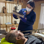 Equipo de hospitalización domiciliaria del Hospital de Bulnes atendiendo paciente en su hogar