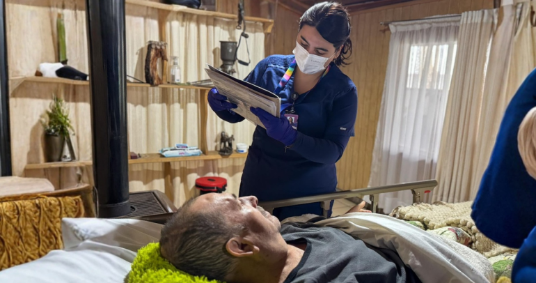 Equipo de hospitalización domiciliaria del Hospital de Bulnes atendiendo paciente en su hogar