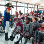 Escolares del Liceo O'Higgins de Chillán durante obra de teatro en antesala del natalicio de O'Higgins
