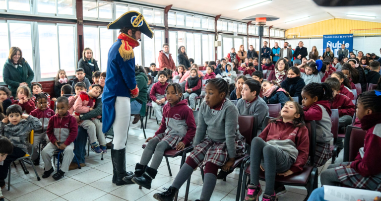 Escolares del Liceo O'Higgins de Chillán durante obra de teatro en antesala del natalicio de O'Higgins