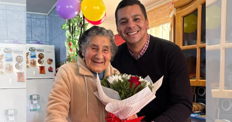 Felicinda Rodríguez y el alcalde de San Fabián, celebrando su cumpleaños N° 103 el año pasado. Foto: Cristofer Valdés.