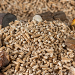 Pellet. Este combustible consiste en chips de biomasa comprimidos que disminuyen la emisión de contaminantes desde las estufas habilitadas para su uso. Foto: Pixabay.