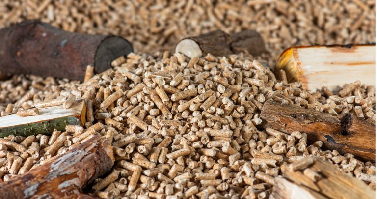 Pellet. Este combustible consiste en chips de biomasa comprimidos que disminuyen la emisión de contaminantes desde las estufas habilitadas para su uso. Foto: Pixabay.