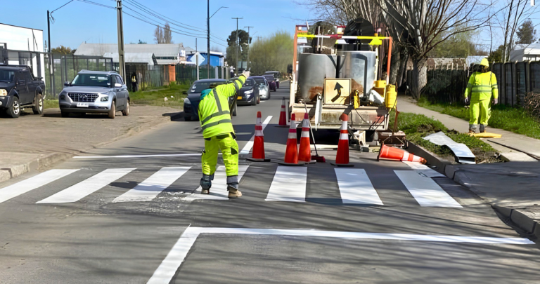Renuevan señaléticas y demarcaciones viales en mal estado en San Carlos: obras cuestan $150 millones